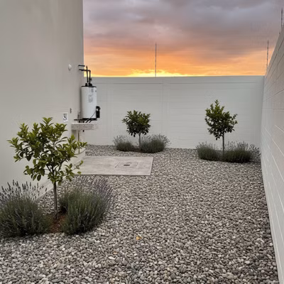 piso con piedra de rio, arboles frutales, lavandas... - piso con piedra de rio, arboles frutales, lavandas y romero Diseño de jardín minimalist: piso con piedra de rio, arboles frutales, lavandas...